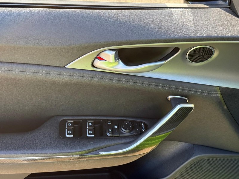 Kia Stinger Vehicle Image 18