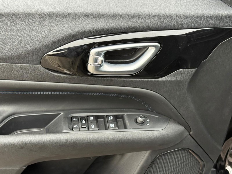 Jeep Compass Vehicle Full-screen Gallery Image 10