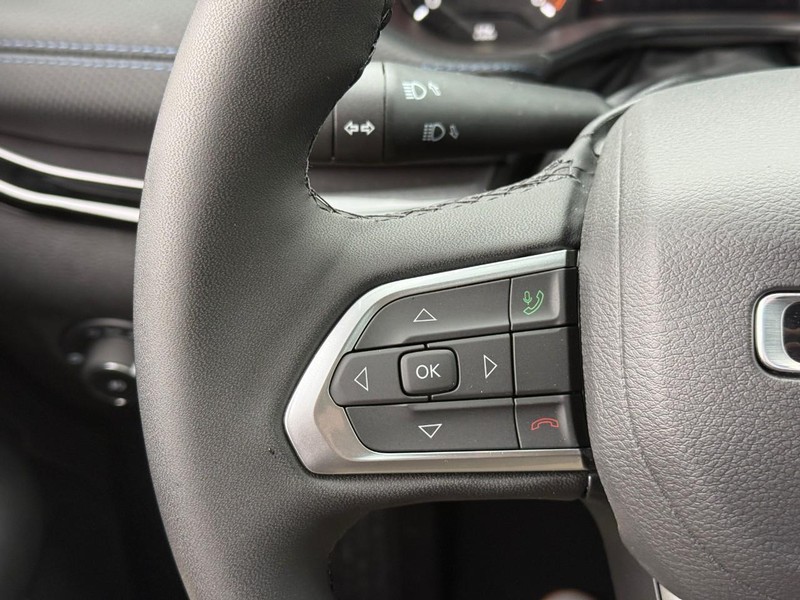 Jeep Compass Vehicle Full-screen Gallery Image 13