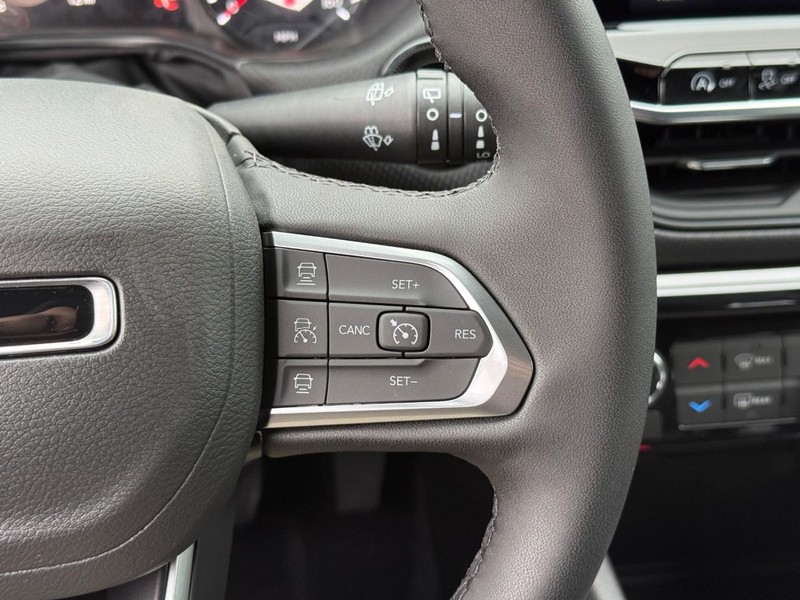 Jeep Compass Vehicle Full-screen Gallery Image 14