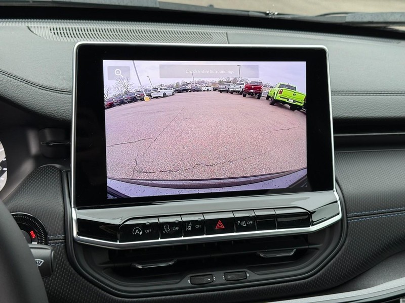 Jeep Compass Vehicle Full-screen Gallery Image 15