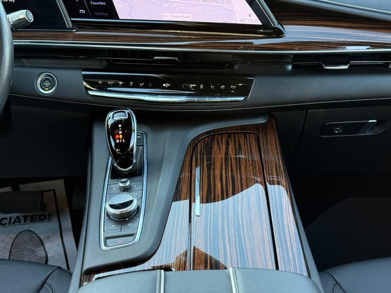 Cadillac Escalade Vehicle Image 17