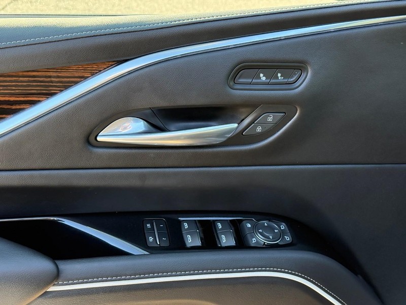 Cadillac Escalade Vehicle Image 18