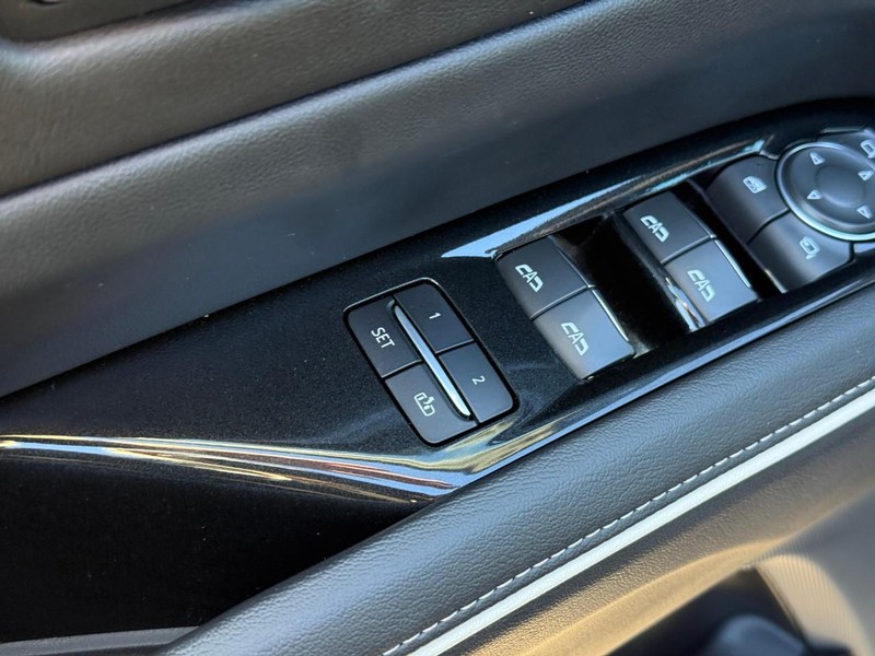 Cadillac Escalade Vehicle Image 20