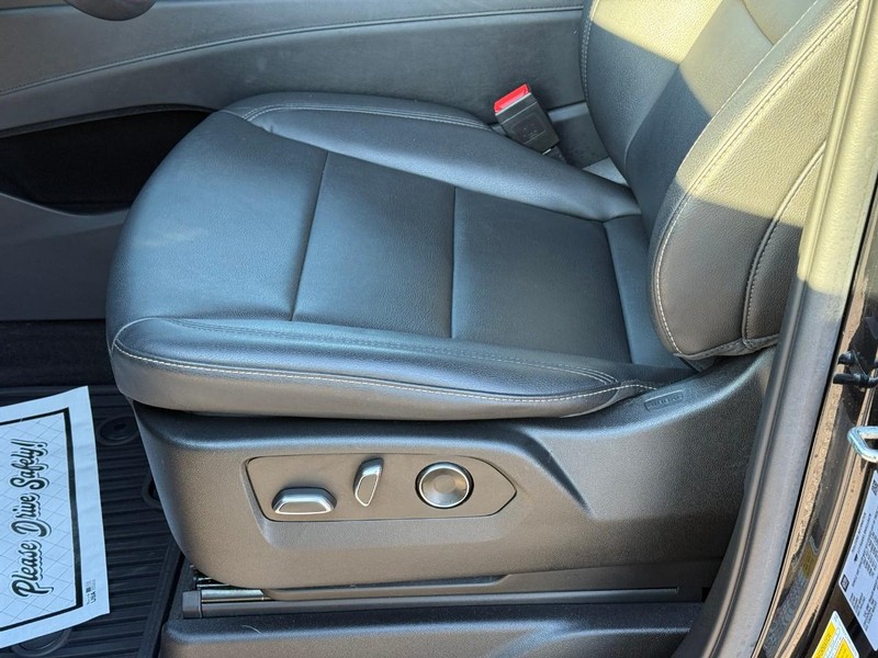 Cadillac Escalade Vehicle Image 21