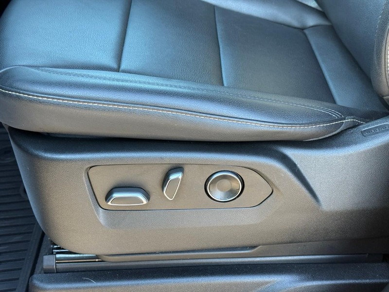 Cadillac Escalade Vehicle Image 22