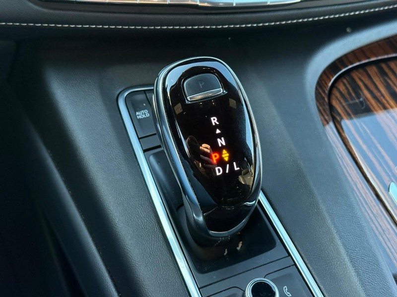 Cadillac Escalade Vehicle Image 23