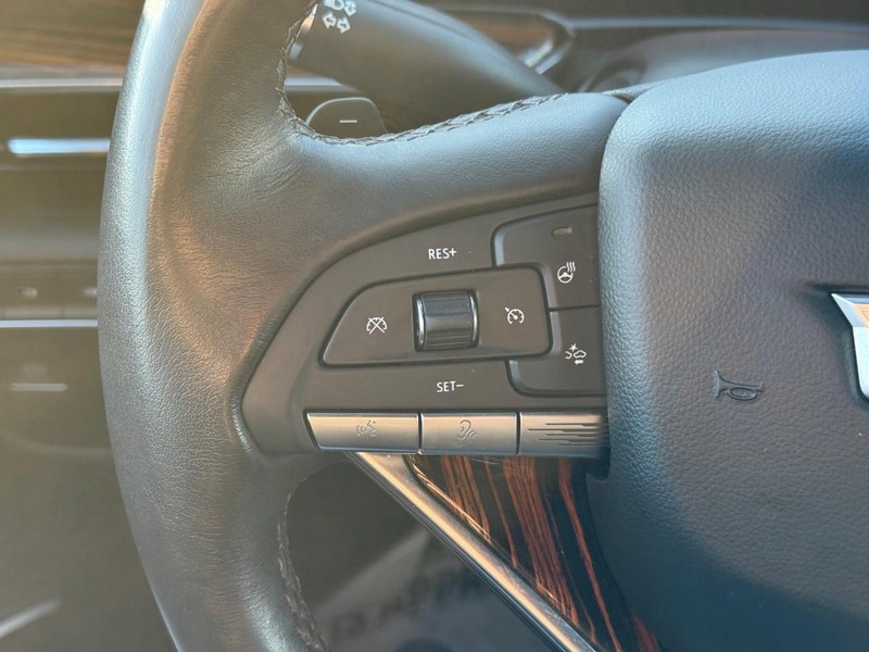 Cadillac Escalade Vehicle Image 25