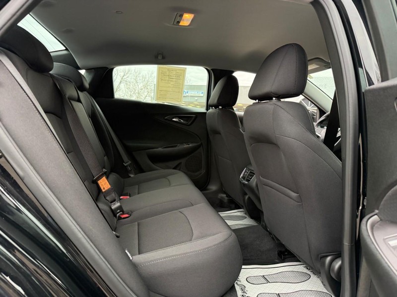 Chevrolet Malibu Vehicle Image 14