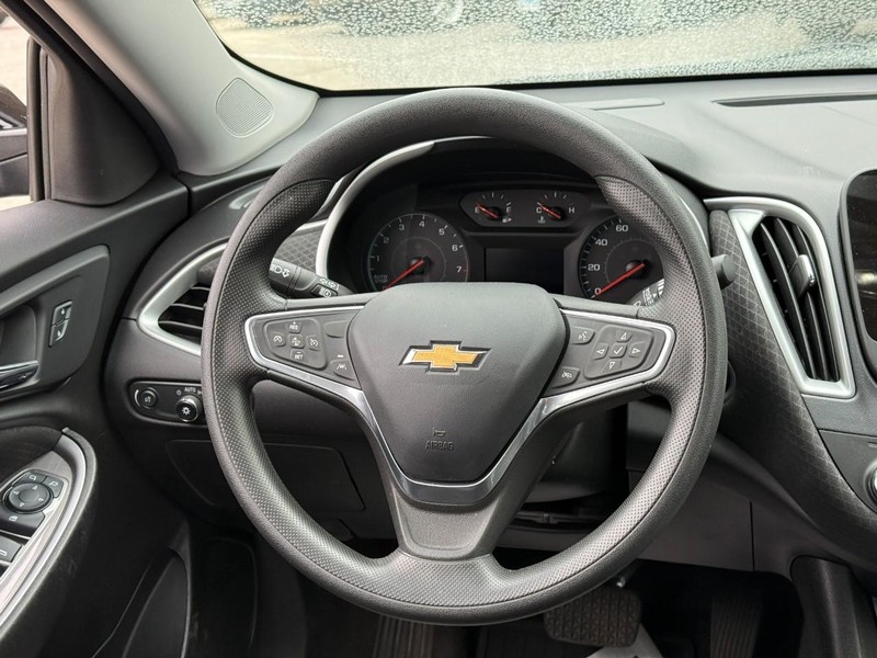 Chevrolet Malibu Vehicle Image 16