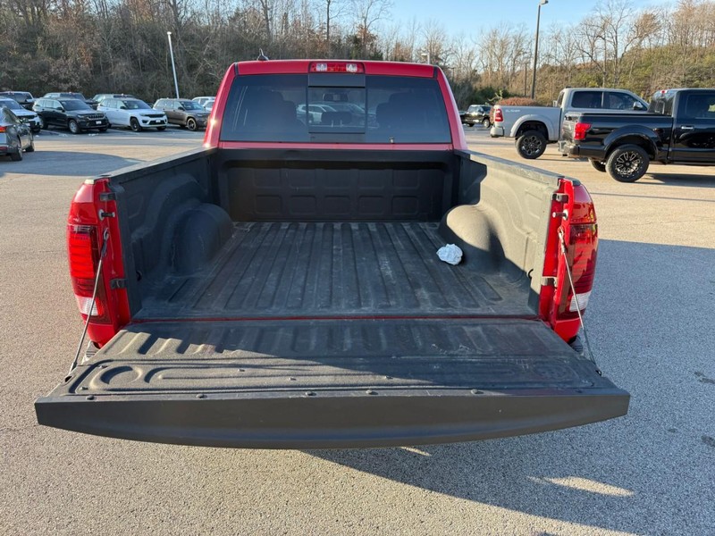 Ram 1500 Classic Vehicle Full-screen Gallery Image 5