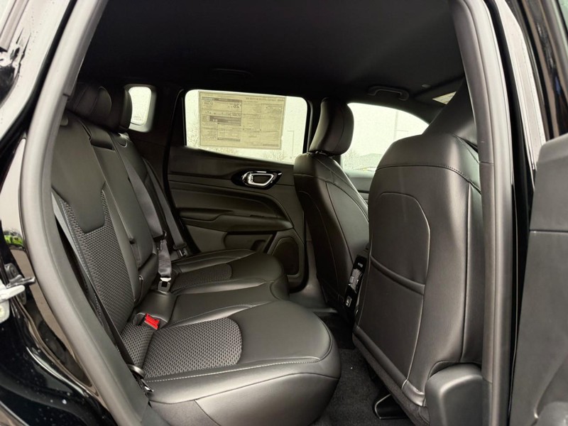 Jeep Compass Vehicle Full-screen Gallery Image 5