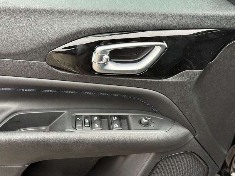 Jeep Compass Vehicle Full-screen Gallery Image 10