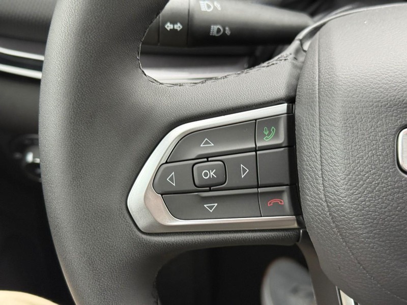 Jeep Compass Vehicle Full-screen Gallery Image 12