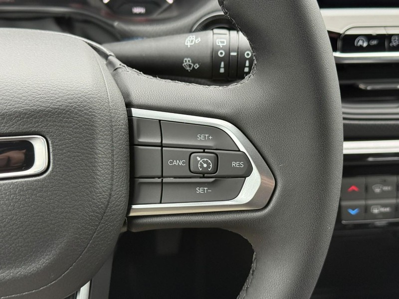 Jeep Compass Vehicle Full-screen Gallery Image 13