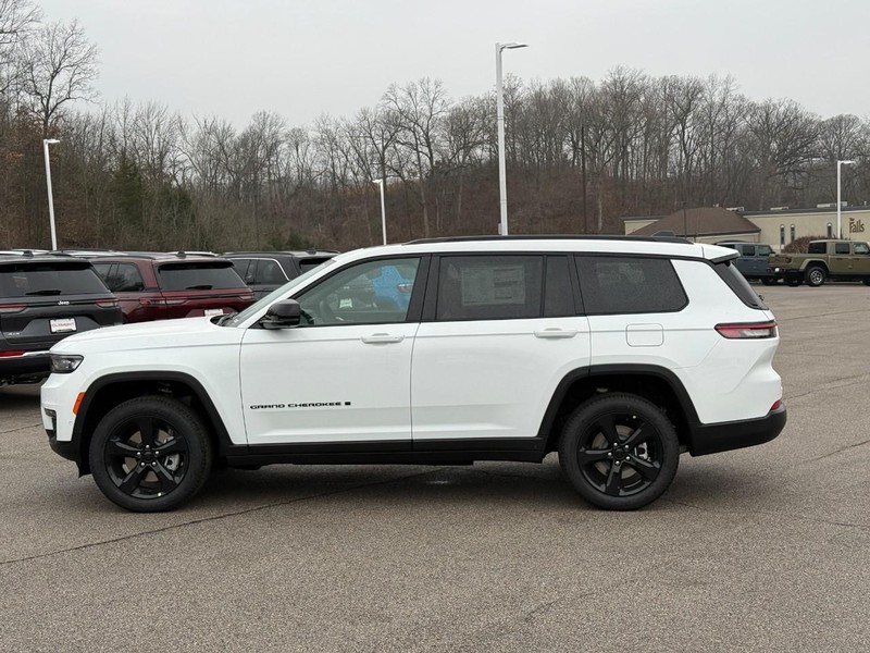 Jeep Grand Cherokee L Vehicle Full-screen Gallery Image 2