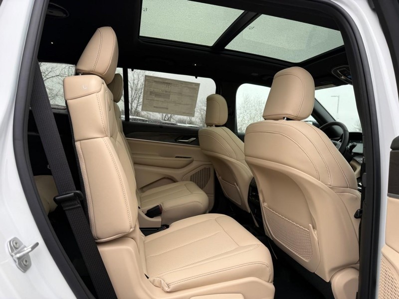 Jeep Grand Cherokee L Vehicle Full-screen Gallery Image 6