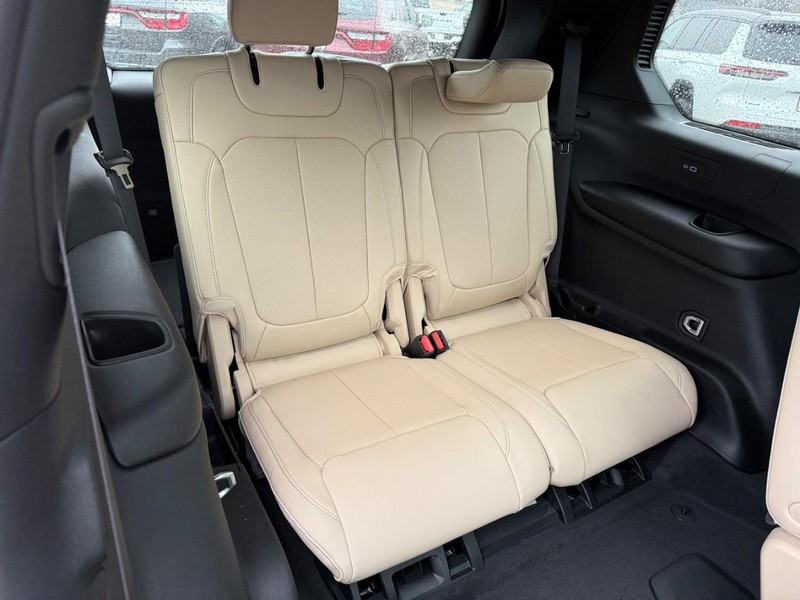 Jeep Grand Cherokee L Vehicle Full-screen Gallery Image 7