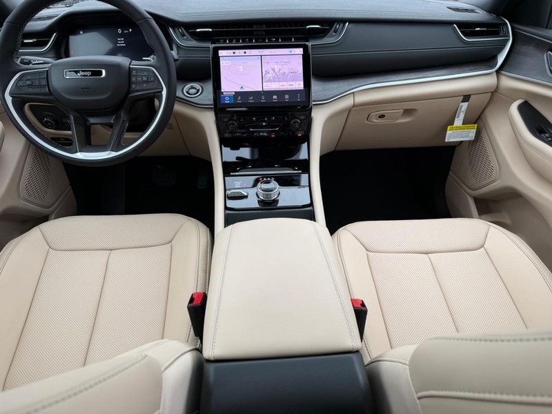 Jeep Grand Cherokee L Vehicle Full-screen Gallery Image 8