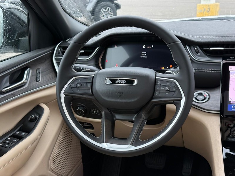 Jeep Grand Cherokee L Vehicle Full-screen Gallery Image 9