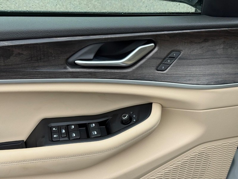 Jeep Grand Cherokee L Vehicle Full-screen Gallery Image 12