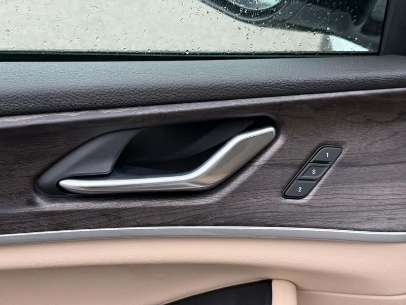 Jeep Grand Cherokee L Vehicle Full-screen Gallery Image 13