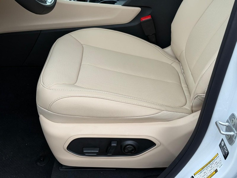 Jeep Grand Cherokee L Vehicle Full-screen Gallery Image 14