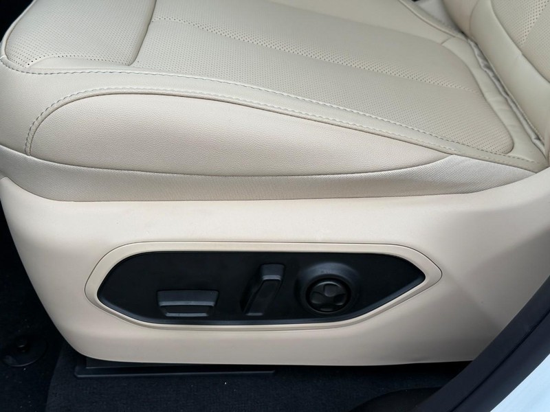 Jeep Grand Cherokee L Vehicle Full-screen Gallery Image 15