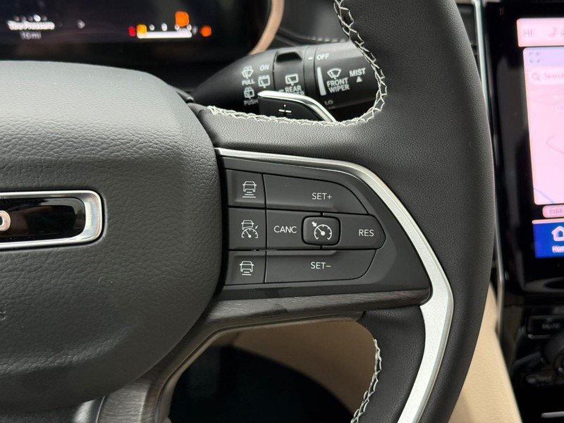 Jeep Grand Cherokee L Vehicle Full-screen Gallery Image 16