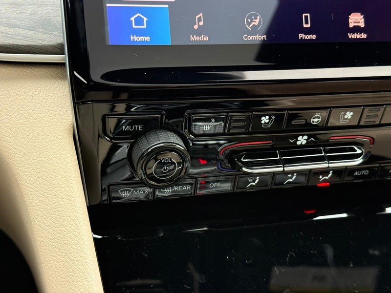 Jeep Grand Cherokee L Vehicle Full-screen Gallery Image 18