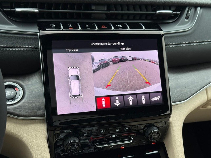 Jeep Grand Cherokee L Vehicle Full-screen Gallery Image 19