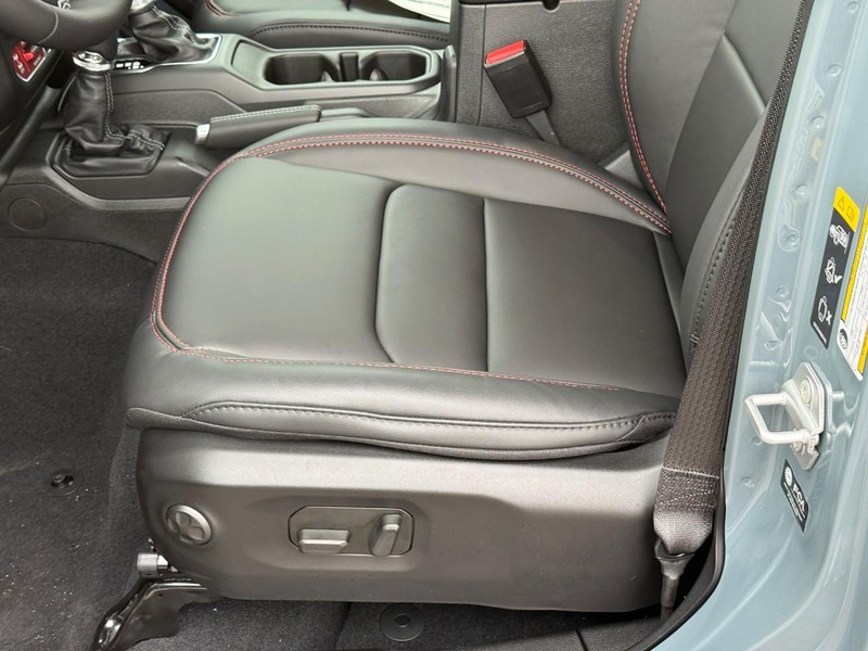 Jeep Gladiator Vehicle Full-screen Gallery Image 7