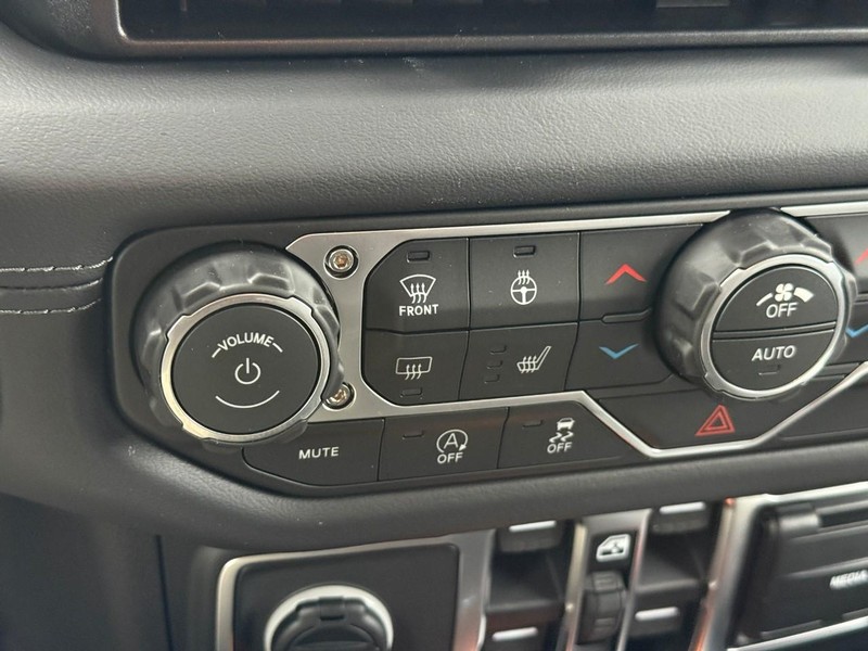 Jeep Gladiator Vehicle Full-screen Gallery Image 11