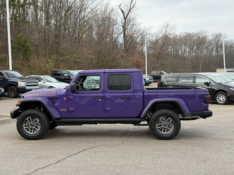 Jeep Gladiator Vehicle Full-screen Gallery Image 2