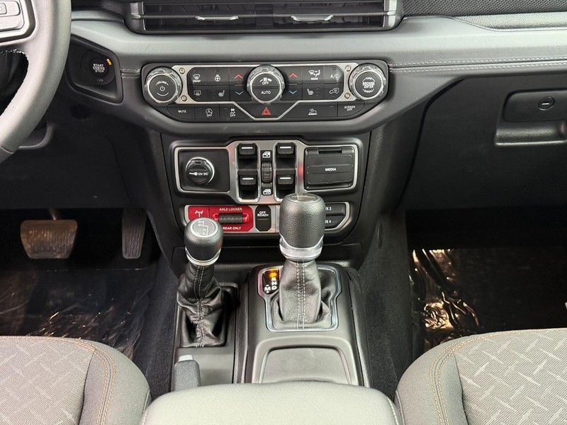 Jeep Gladiator Vehicle Full-screen Gallery Image 9