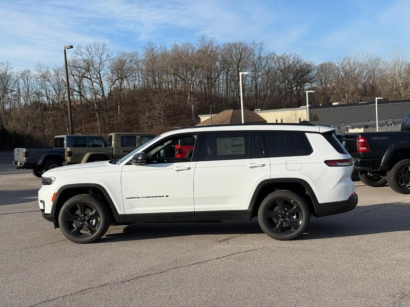 Jeep Grand Cherokee L Vehicle Full-screen Gallery Image 2