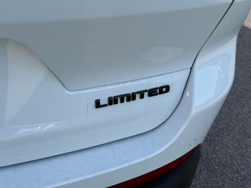 Jeep Grand Cherokee L Vehicle Full-screen Gallery Image 5