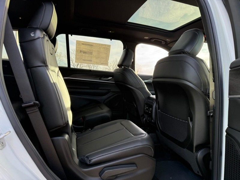 Jeep Grand Cherokee L Vehicle Full-screen Gallery Image 6