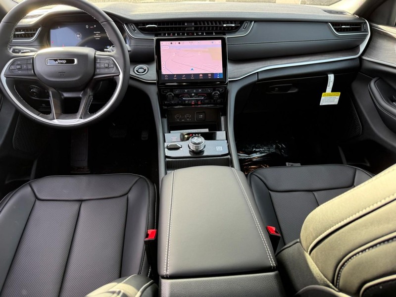 Jeep Grand Cherokee L Vehicle Full-screen Gallery Image 8