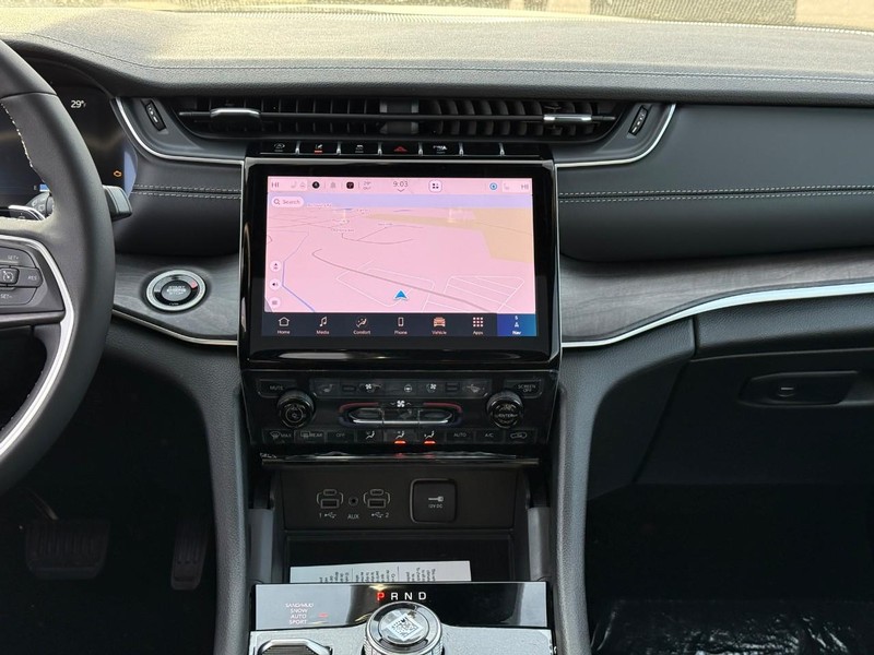 Jeep Grand Cherokee L Vehicle Full-screen Gallery Image 10