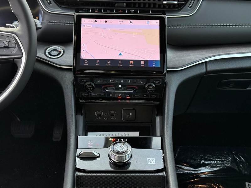 Jeep Grand Cherokee L Vehicle Full-screen Gallery Image 11