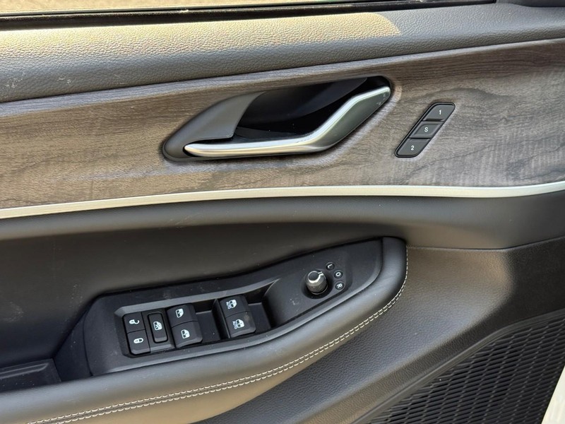 Jeep Grand Cherokee L Vehicle Full-screen Gallery Image 12