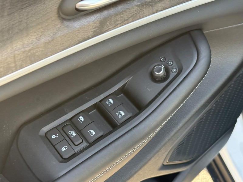 Jeep Grand Cherokee L Vehicle Full-screen Gallery Image 13