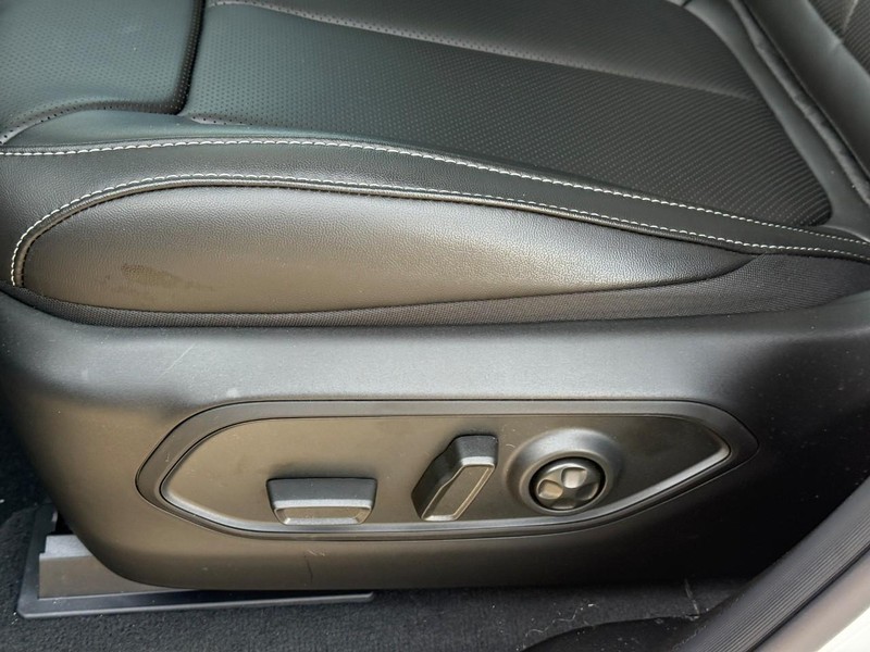 Jeep Grand Cherokee L Vehicle Full-screen Gallery Image 15