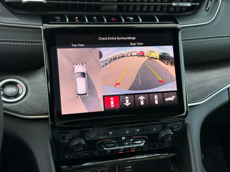 Jeep Grand Cherokee L Vehicle Full-screen Gallery Image 20