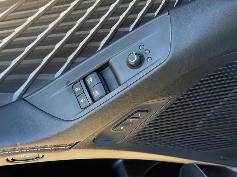 Dodge Charger Vehicle Full-screen Gallery Image 8