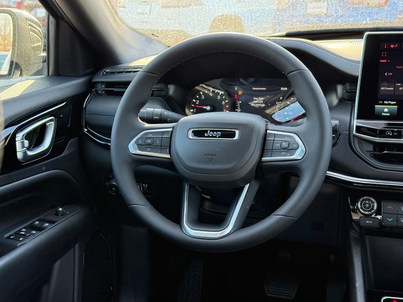 Jeep Compass Vehicle Full-screen Gallery Image 7