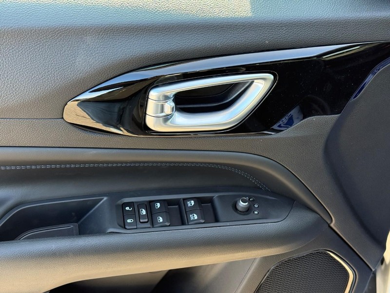 Jeep Compass Vehicle Full-screen Gallery Image 10