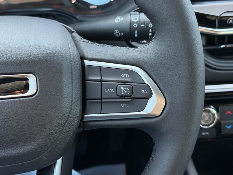 Jeep Compass Vehicle Full-screen Gallery Image 13