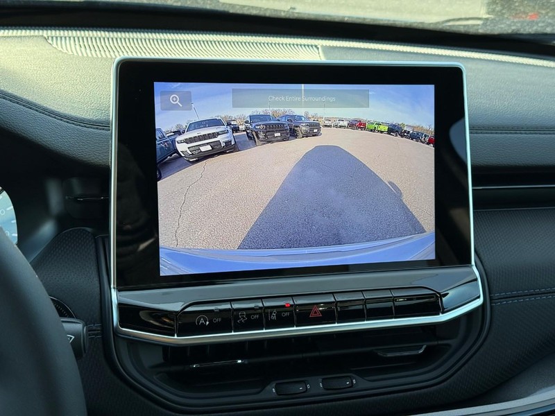 Jeep Compass Vehicle Full-screen Gallery Image 15